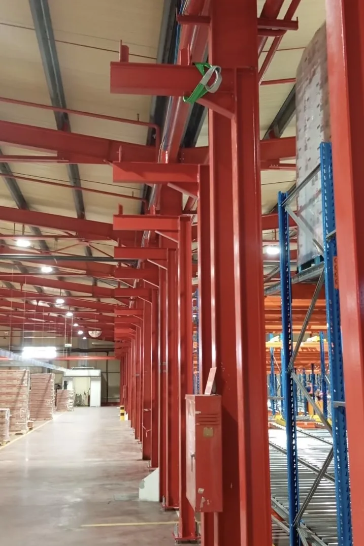 Steel support structure and pallet racking inside a warehouse