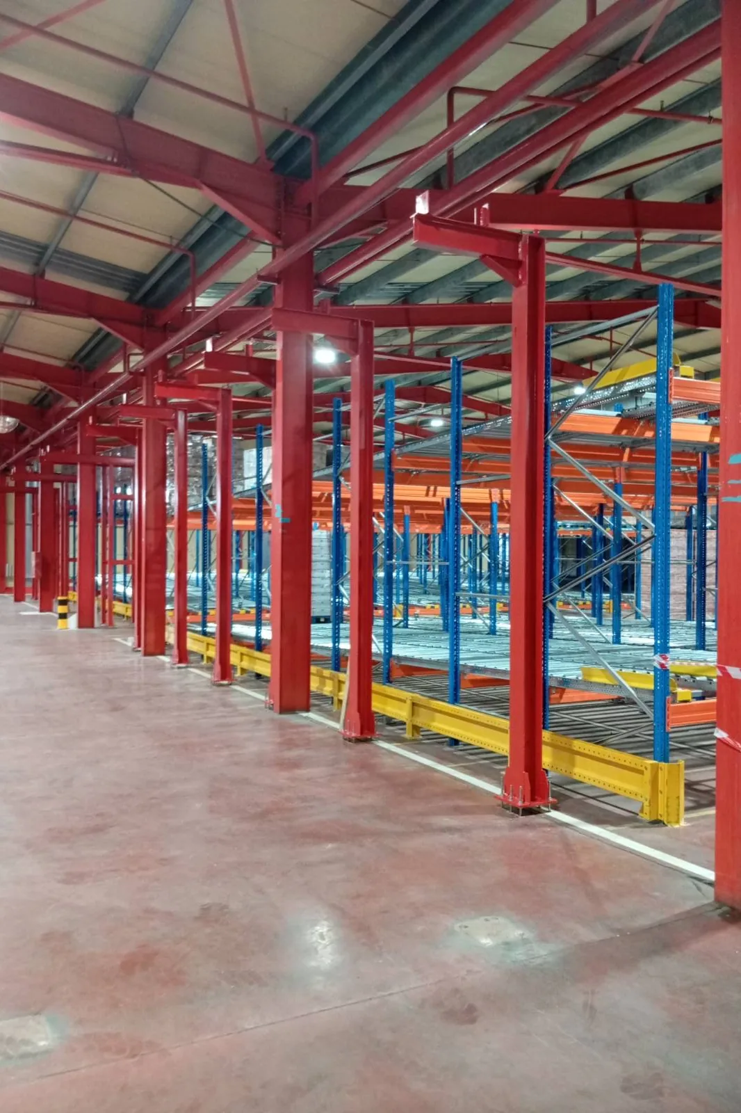 Pallet racking and painted steel structure installed in a distribution warehouse